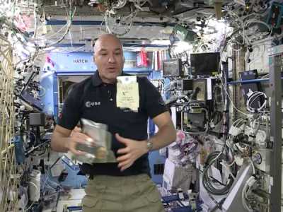 L'astronauta Luca Parmitano con il cibo preparato e impacchettato per lui dalla ditta barese Sudalimenta
